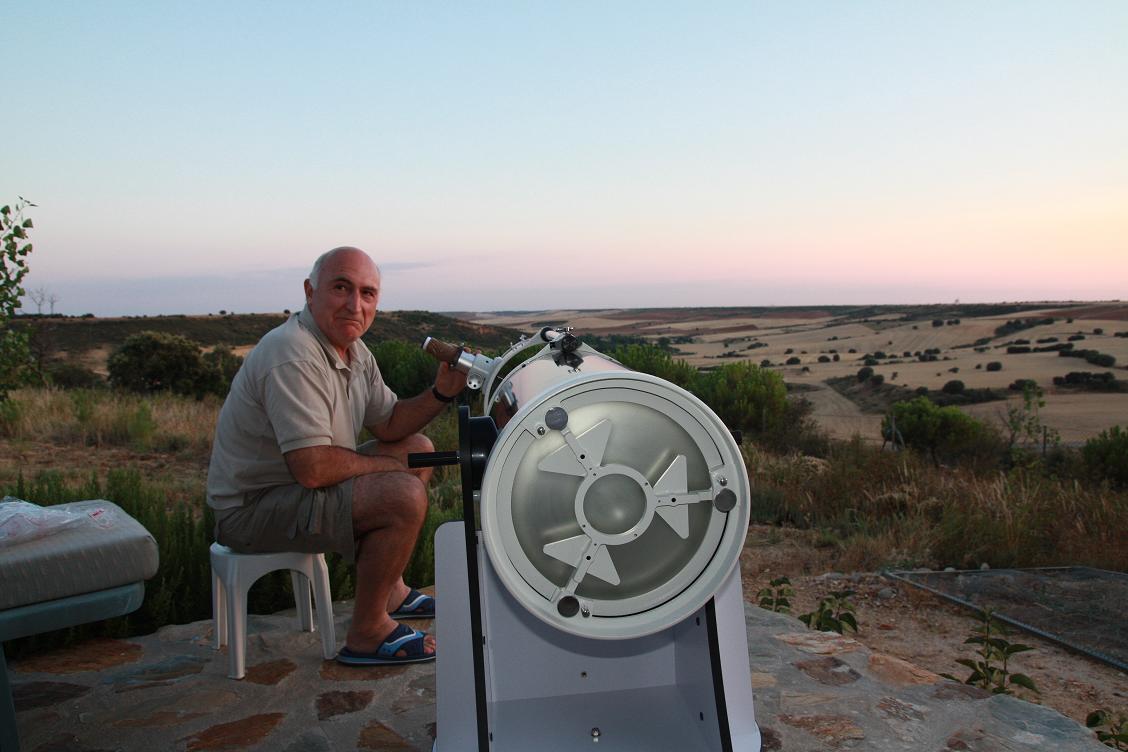 Miguel Garc&iacute;a preparando su s&uacute;per-telescopio en La Ca&ntilde;ada Grande