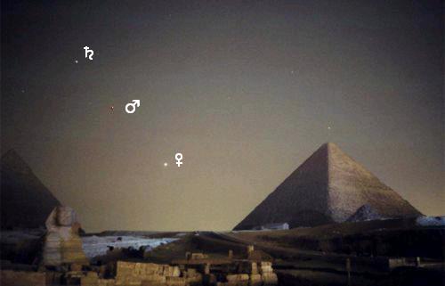 Saturno, Marte y Venus, alineados a la izquierda de la Gran Pir&aacute;mide